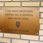 Slika natpisa na franjevačkom samostanu